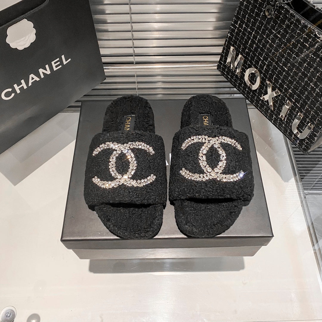 Diamond Logo Flat Fur Slippers