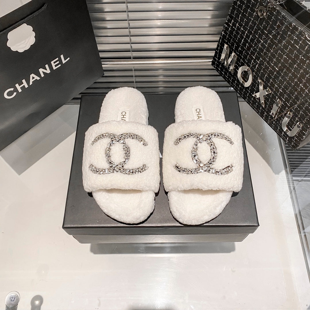 Diamond Logo Flat Fur Slippers