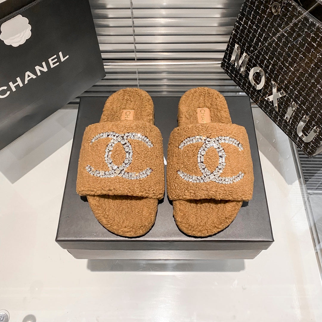 Diamond Logo Flat Fur Slippers