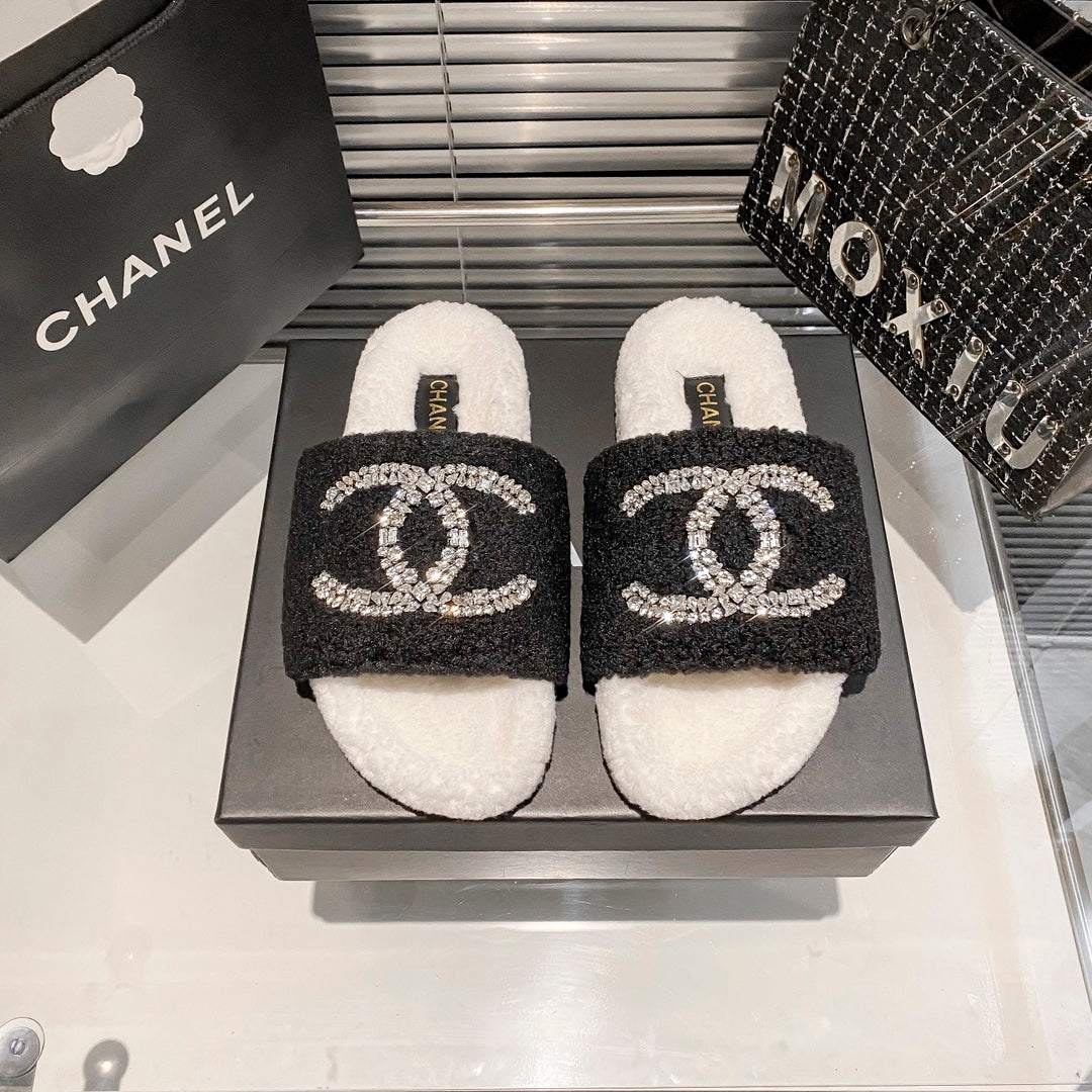 Diamond Logo Flat Fur Slippers