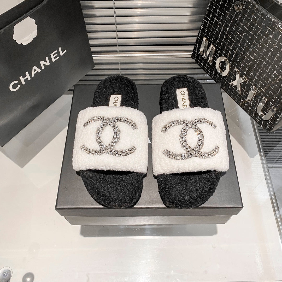 Diamond Logo Flat Fur Slippers