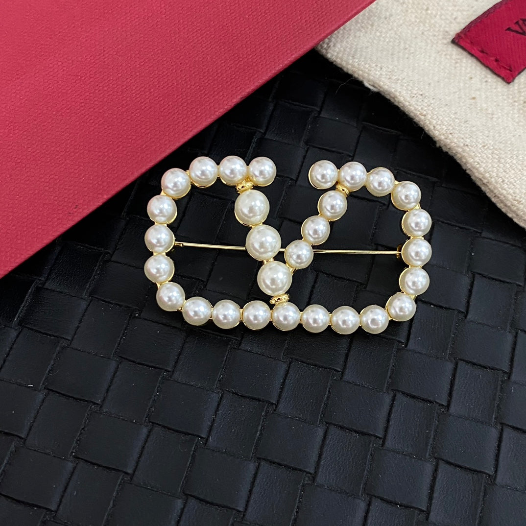 Stylish Pearl V Brooch